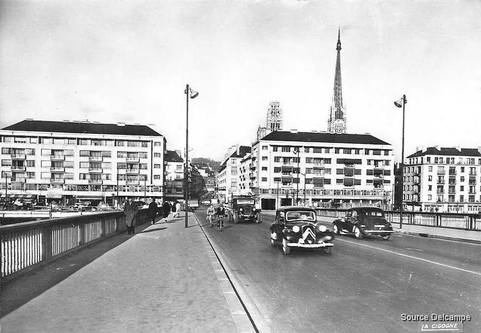 76 Rouen La Rue Grand Rue Pont.jpg